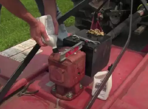 Fertilizer spreader gearbox lubrication and maintenance